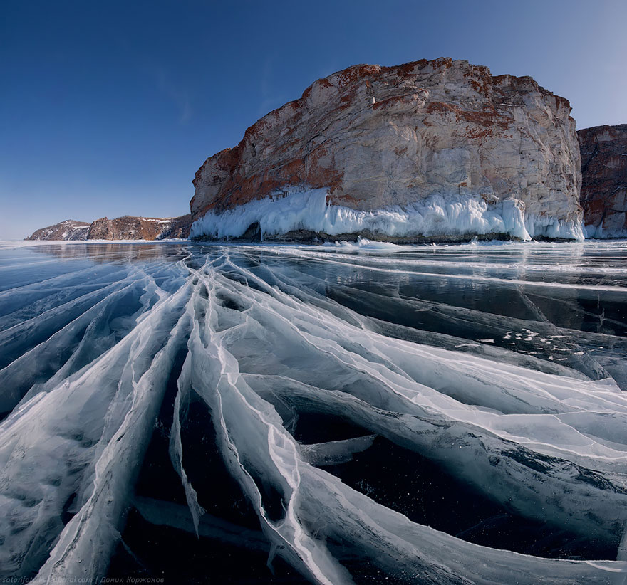 "Mesmerizing Frozen Waterbodies: Ten Stunning Lakes, Oceans, and Ponds That Will Take Your Breath Away" - Bumkeo