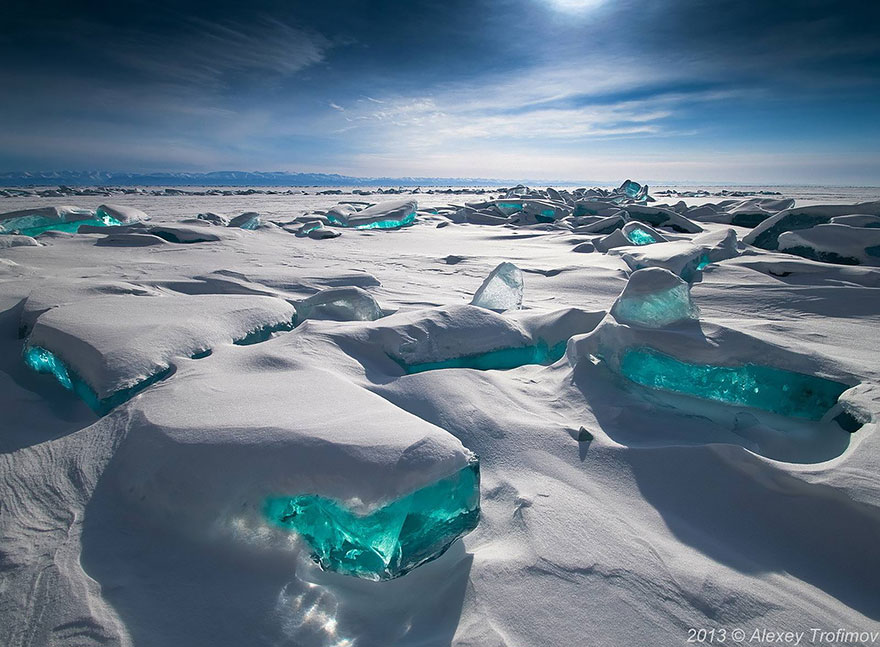 "Mesmerizing Frozen Waterbodies: Ten Stunning Lakes, Oceans, and Ponds That Will Take Your Breath Away" - Bumkeo