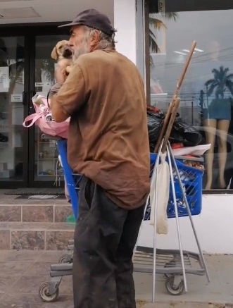 A homeless man pleads for help for his sick dog, emphasizing the bond and devotion between them, even in times of hardship. – newsvaults.com