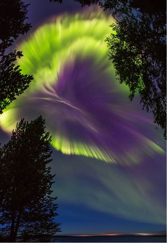 Behold the awe-inspiring sight of the Northern Lights dancing in the skies over the Murmansk region of Russia - Breaking International