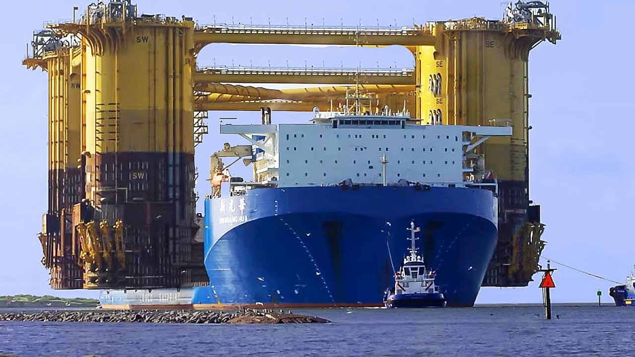 Spectators Are Amazed By The Coɩoѕѕаɩ Oil Rig, The Largest And Heaviest Human-Made Object Ever Witnessed During The Transfer Operation