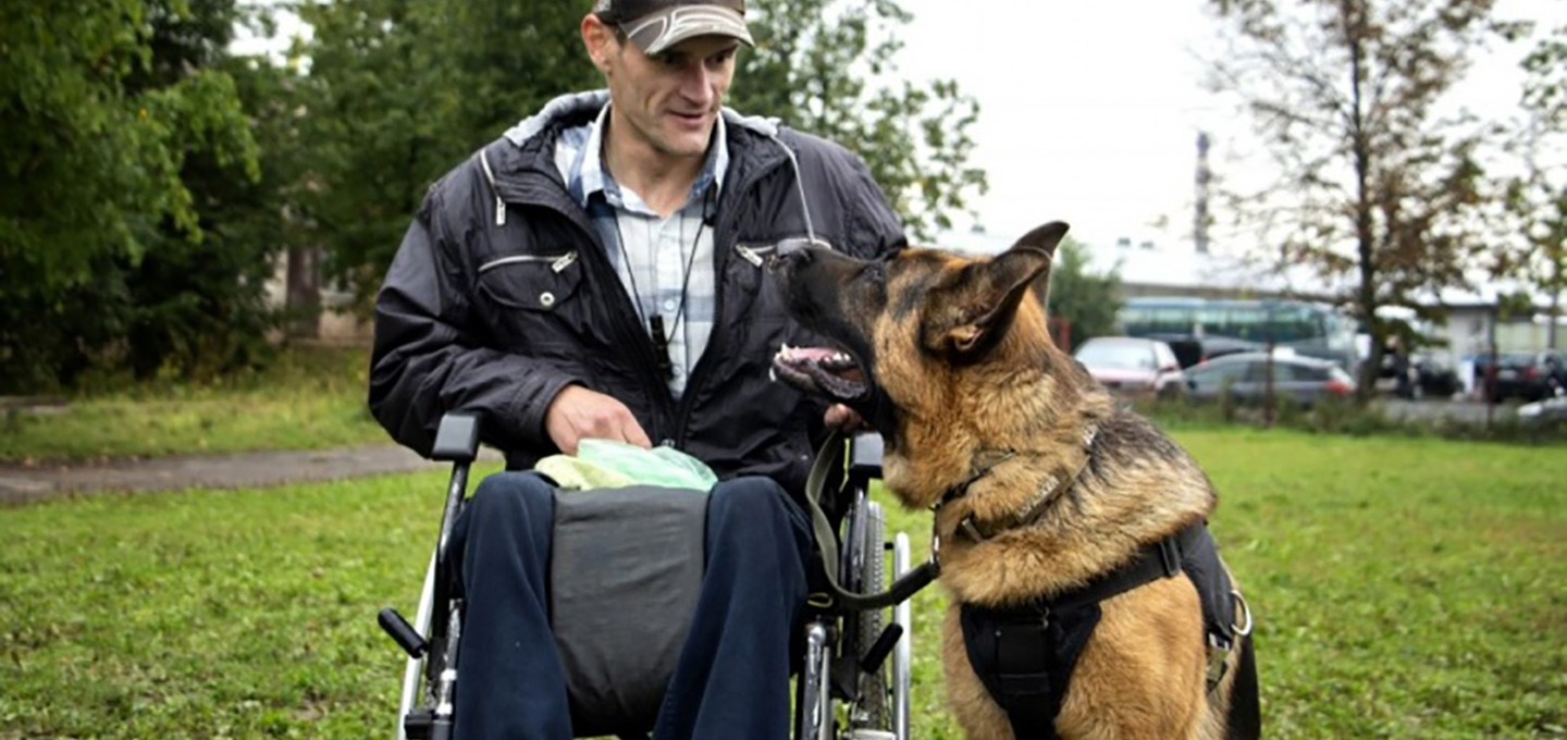 The moment of picking up a service dog with a leg amputee back from the battlefield made many people emotional .T - Malise