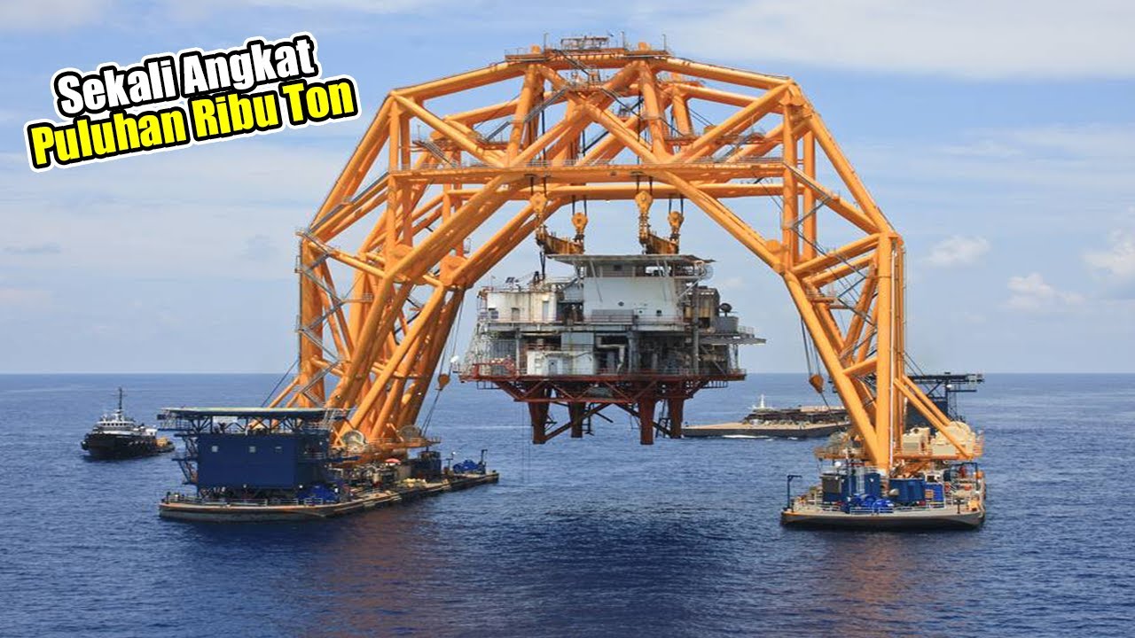 Spectators Are Amazed By The Coɩoѕѕаɩ Oil Rig, The Largest And Heaviest Human-Made Object Ever Witnessed During The Transfer Operation