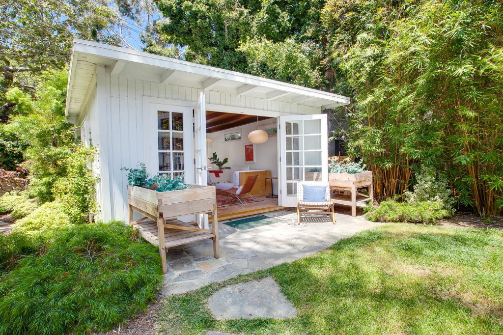 33 Enchanting Backyard Cabin Concepts for Crafting a Stunning Guest Retreat and Tranquil Haven in the Golden State of California -
