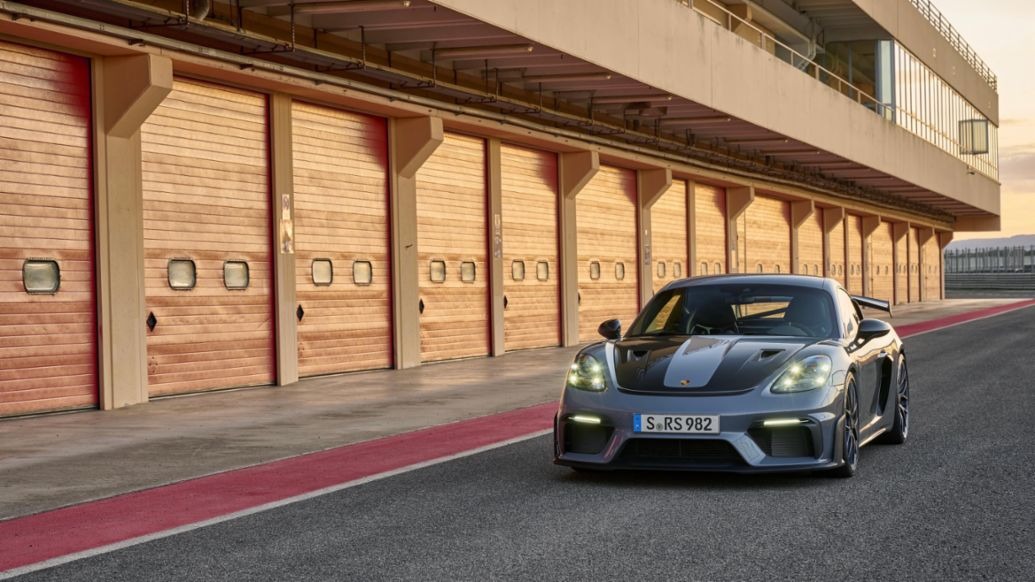 Bold and Beautiful: Discover the Porsche 718 Cayman GT4 RS - ZCOOL