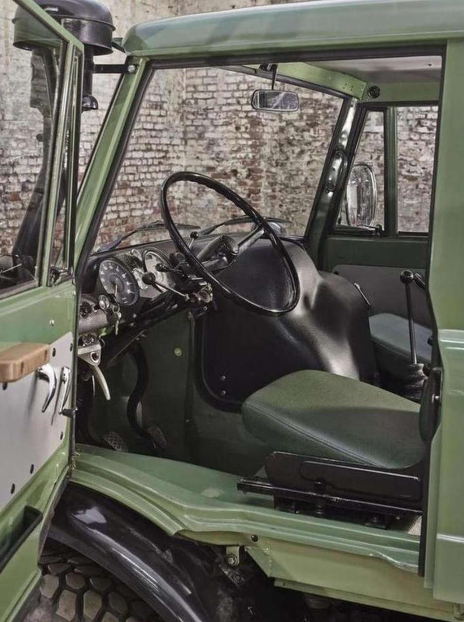 Discover the Mercedes-Benz Unimog 406 Doppelkabine Ute 1976: The Legend of an Age fb - DX