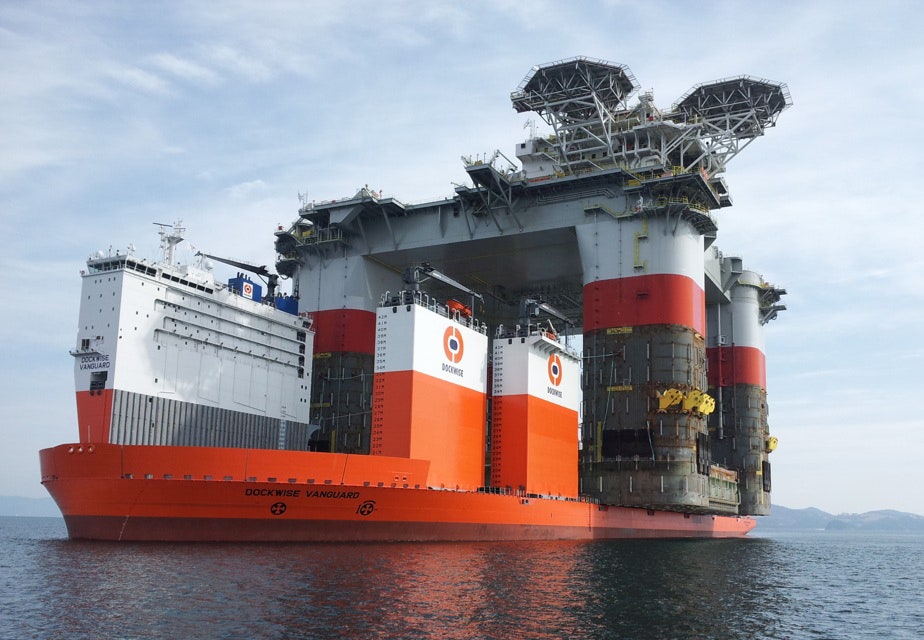 Spectators Are Amazed By The Coɩoѕѕаɩ Oil Rig, The Largest And Heaviest Human-Made Object Ever Witnessed During The Transfer Operation