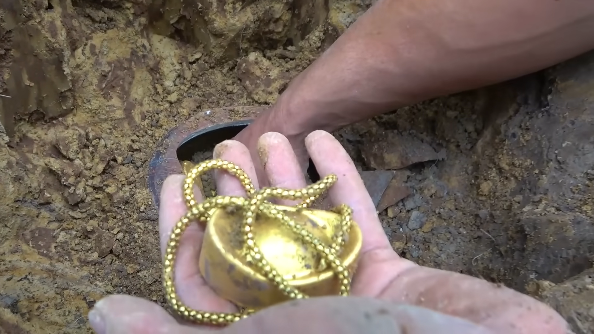 I used the detector to search for treasures and found a jar of gold ingots and gold jewelry jars