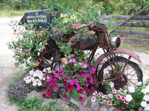 48 Shimmering Small Backyard Landscaping with Recycled Garden Projects