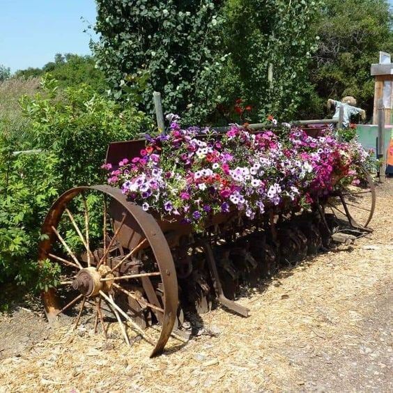 48 Shimmering Small Backyard Landscaping with Recycled Garden Projects