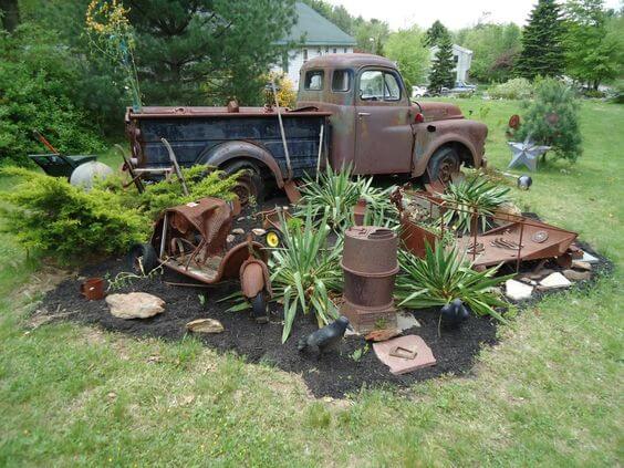 48 Shimmering Small Backyard Landscaping with Recycled Garden Projects