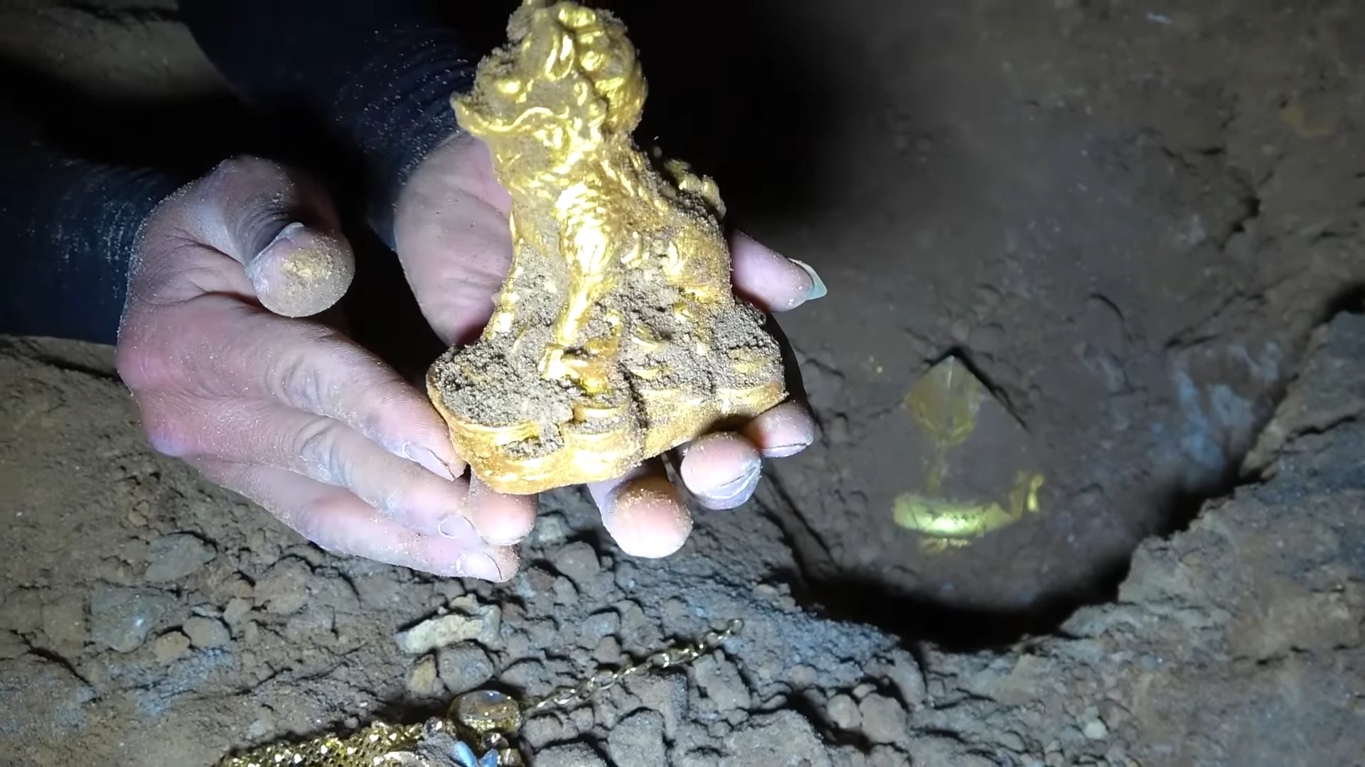 Priceless Gold Treasure Trove Discovered in Mysterious Cave in the Philippines. - MH News