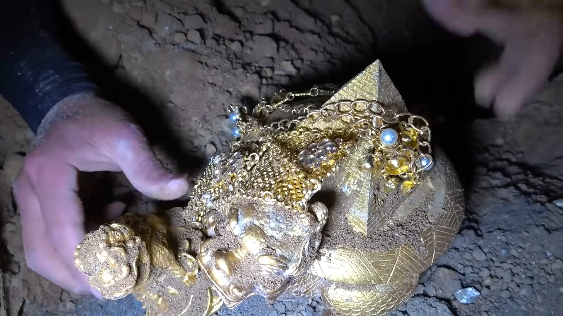 Priceless Gold Treasure Trove Discovered in Mysterious Cave in the Philippines. - MH News