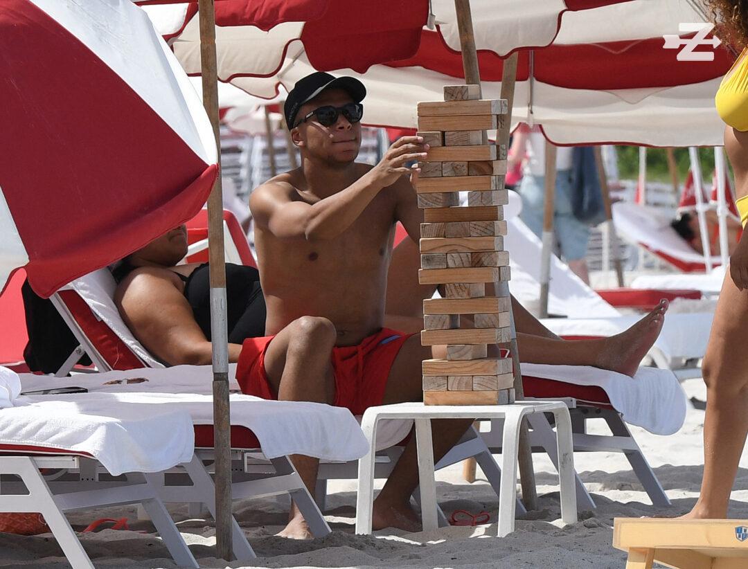 rr Despite being caught up in the transfer story, Mbappe continues to relish his summer vacation, finding enjoyment in a game of "draw in" with two women. - LifeAnimal