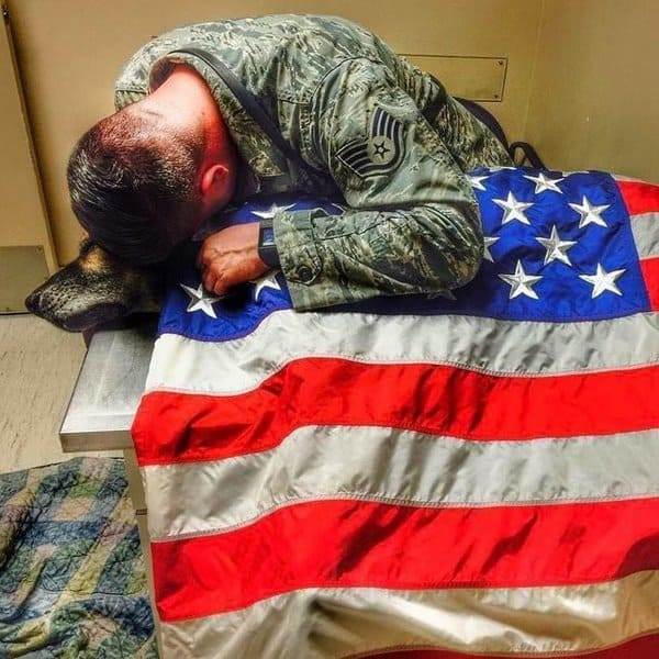 Soldier Gives His K-9 Partner One Last Hug, Stays With Him Until His Last Moments – News Breaking