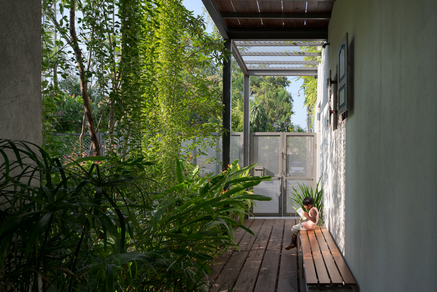 Square Concrete House. Live In Harmony With The Green Of Nature - NewsFeed