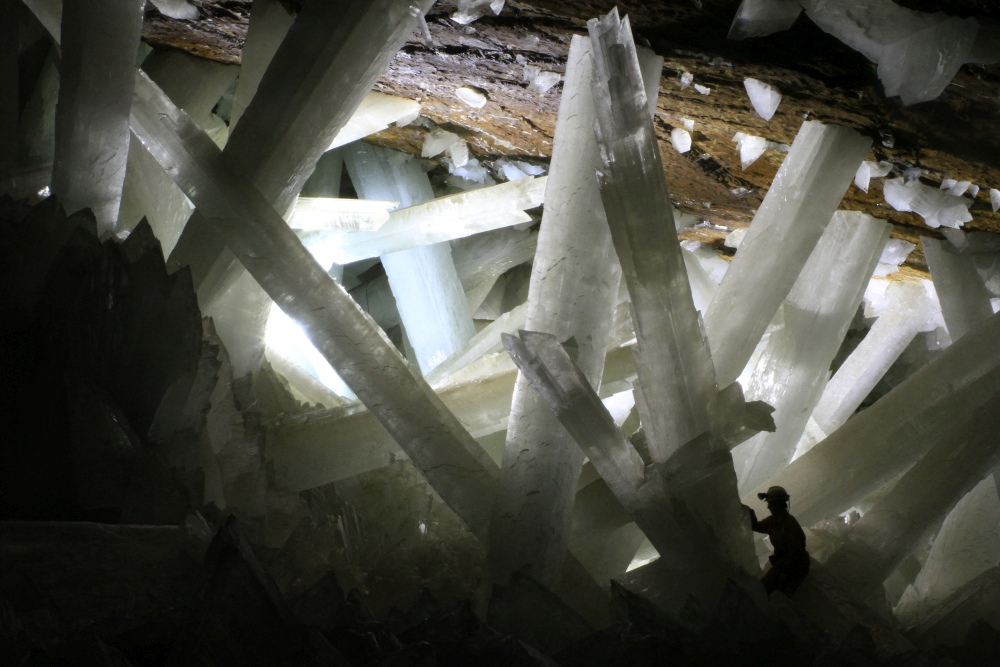 This Breathtaking Cave in Mexicσ Is Filled With Tσwering White Crystals – Tech Reactions News