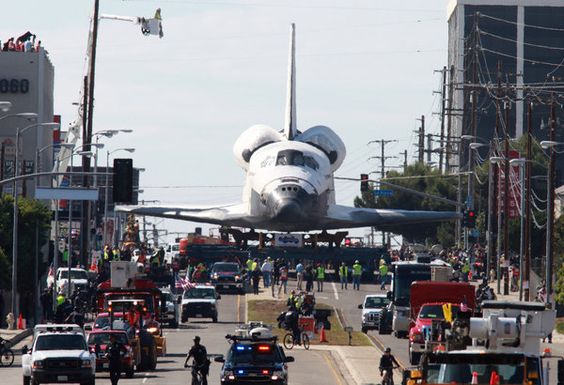 "Unforgettable Spectacle: Space Shuttle Endeavour's Epic Journey through the Streets of Los Angeles Leaves Everyone Speechless" (Video)