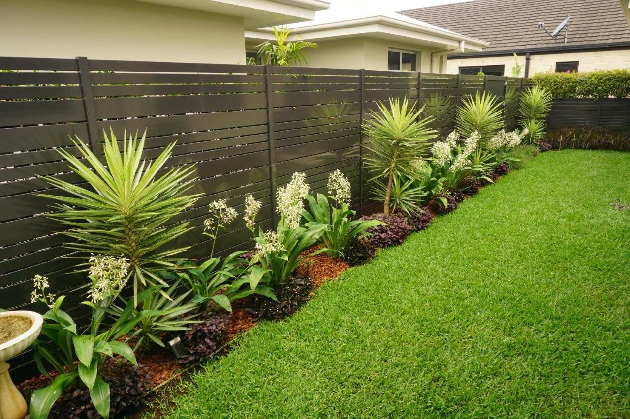 31 Beautiful Landscaping Along a Fence Ideas to Add Interest to Your Home