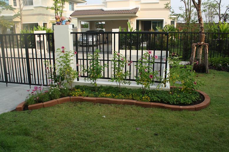 31 Beautiful Landscaping Along a Fence Ideas to Add Interest to Your Home