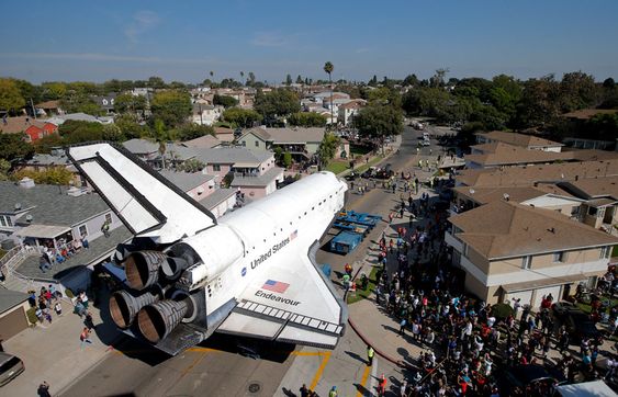 "Unforgettable Spectacle: Space Shuttle Endeavour's Epic Journey through the Streets of Los Angeles Leaves Everyone Speechless" (Video)