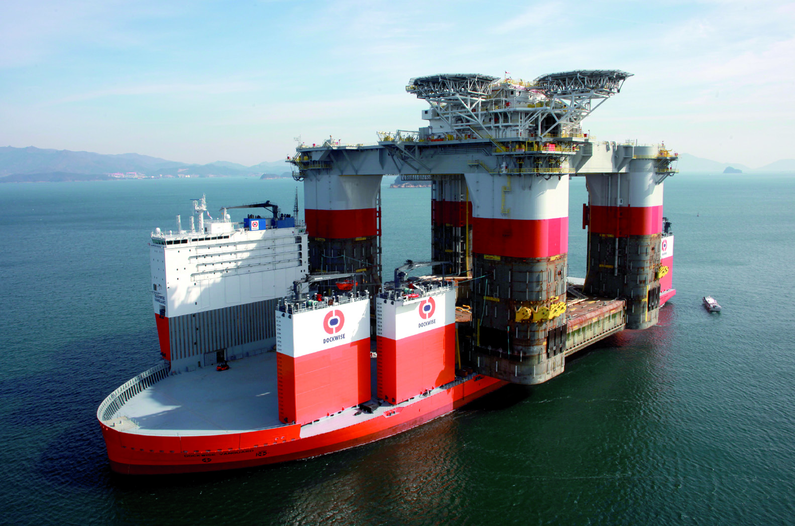 Spectators Are Amazed By The Coɩoѕѕаɩ Oil Rig, The Largest And Heaviest Human-Made Object Ever Witnessed During The Transfer Operation