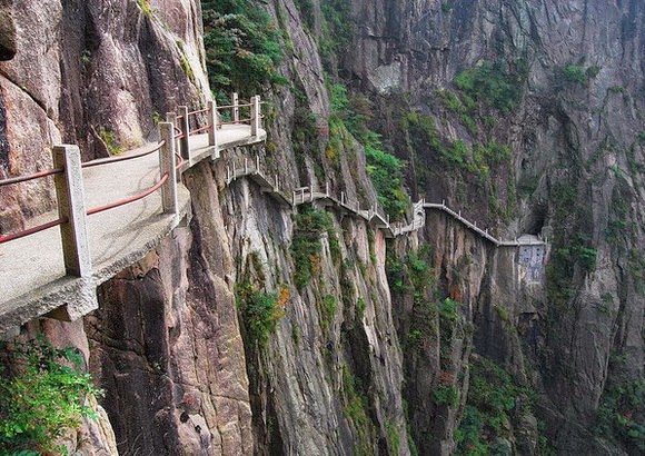 Exploring The Most 11 Sρectacular Cliff Paths From Around The World - Buzz News