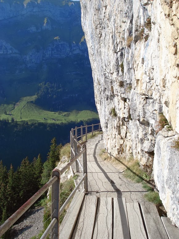 Exploring The Most 11 Sρectacular Cliff Paths From Around The World - Buzz News