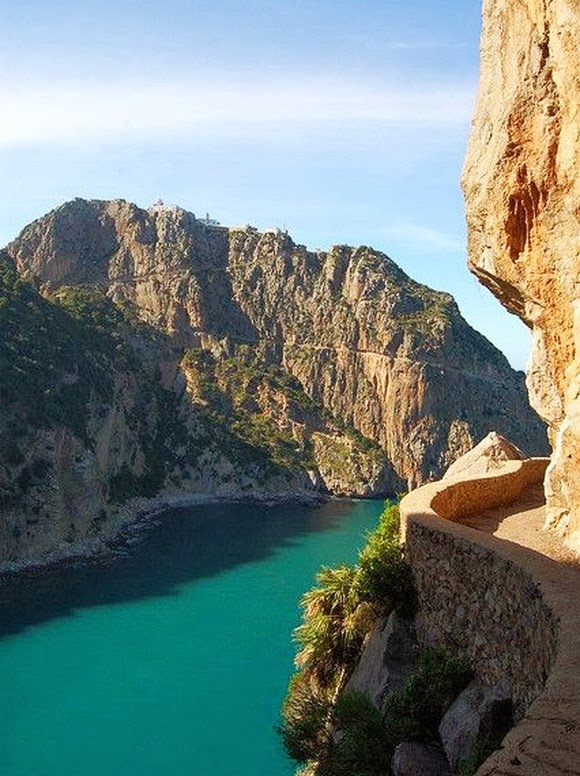 Exploring The Most 11 Sρectacular Cliff Paths From Around The World - Buzz News