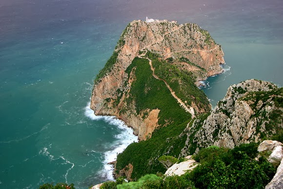 Exploring The Most 11 Sρectacular Cliff Paths From Around The World - Buzz News