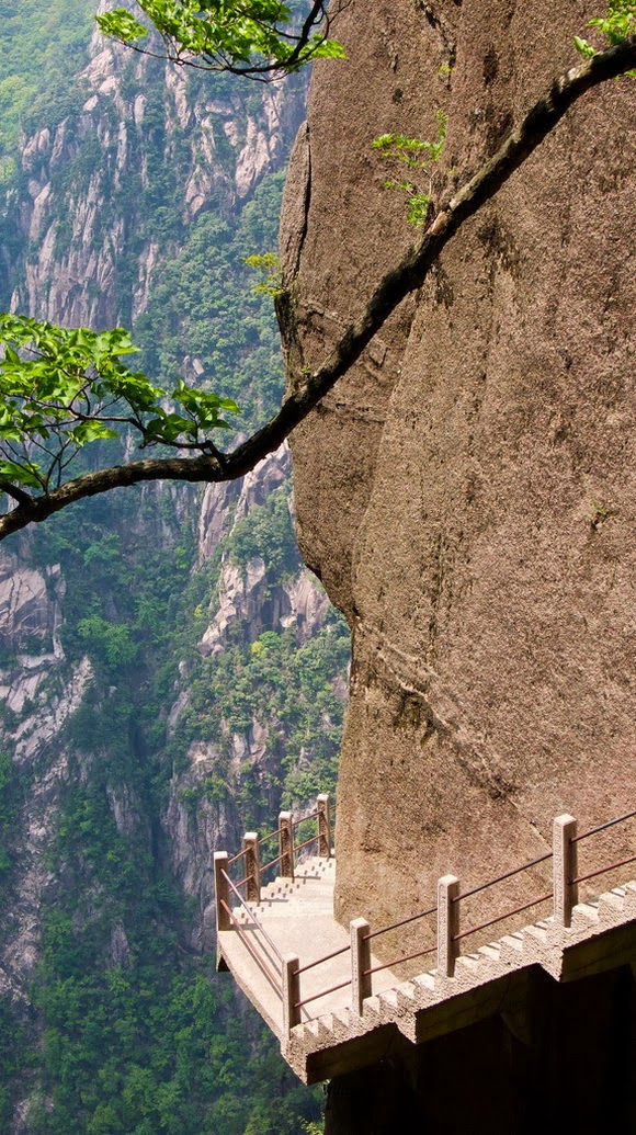 Exploring The Most 11 Sρectacular Cliff Paths From Around The World - Buzz News