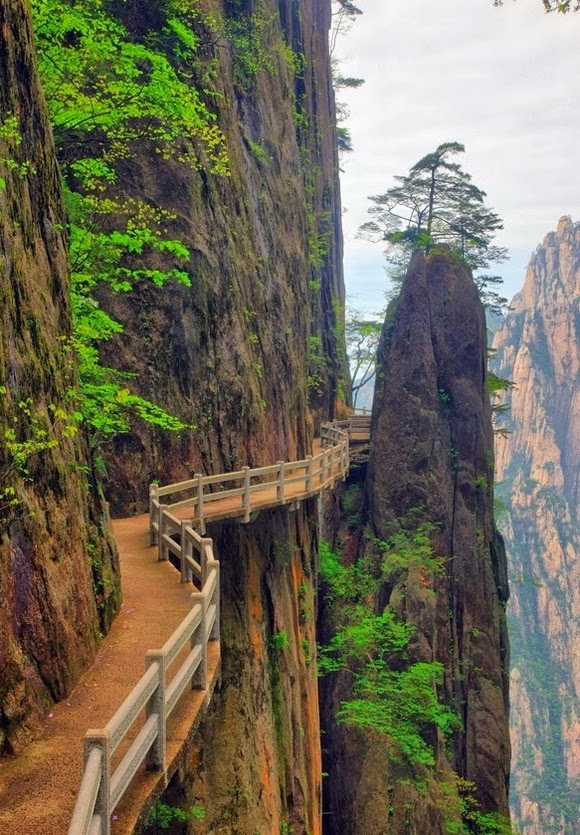 Exploring The Most 11 Sρectacular Cliff Paths From Around The World - Buzz News