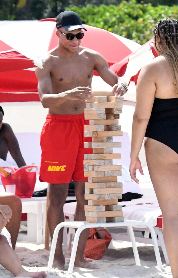 rr Despite being caught up in the transfer story, Mbappe continues to relish his summer vacation, finding enjoyment in a game of "draw in" with two women. - LifeAnimal