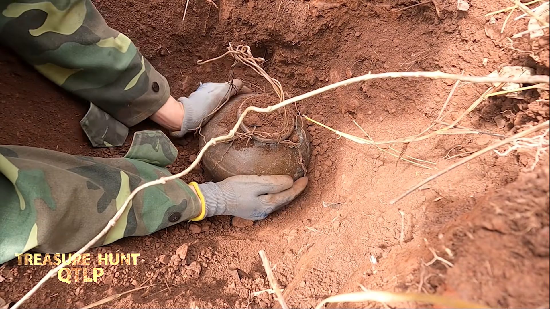 Hunters Find an Old Roman Gold Statue, Uncovering Riches in the Wilderess - Buzz News