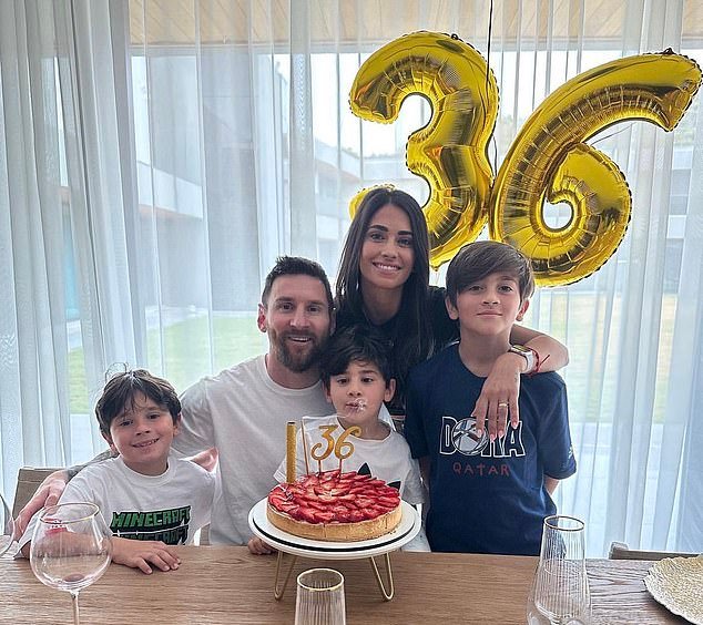 The star Lionel Messi is living the happiest life when he celebrates his 36th birthday and shows off 7 Golden Balls with his wife and children.f - LifeAnimal