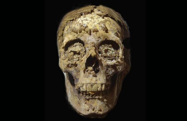 Archaeologists have discovered two ancient Egyptian tombs containing 2,500-year-old mummies with golden tongues - movingworl.com