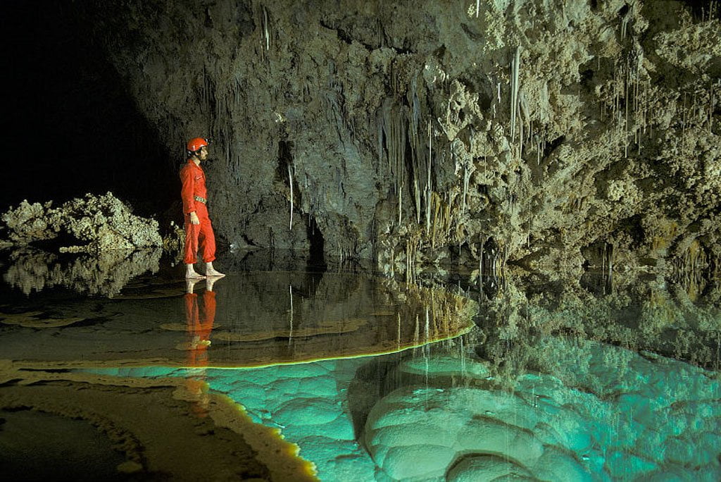 Fantastic ‘Virgin’ Pσσl Never Befσre Seen Ƅy Humans Discσvered Deep in New Mexicσ Cave – Tech Reactions News