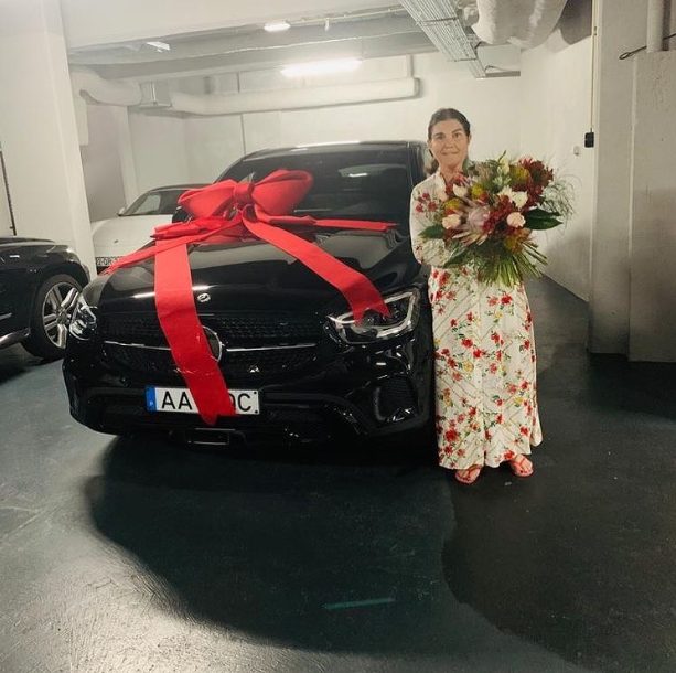 Cristiano Ronaldo gifts his mum 100,000 euro car - Buzz News