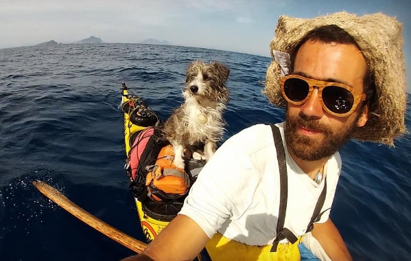 Este hombre dejó su trabajo para vivir en las playas y navegar en kayak por todo el mundo con un perro callejero