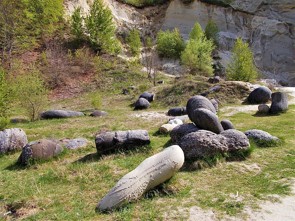 "Wonders of Nature: Uncovering the Astonishing Abilities of Mysterious Stones Discovered in Romania" - Bumkeo