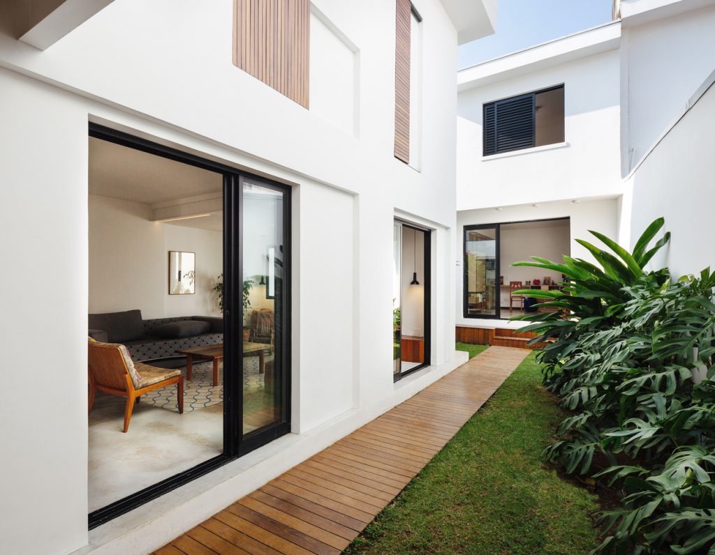 Two Story Modern. Simply Clean & White. Lots of Space For A Whole Family - NewsFeed
