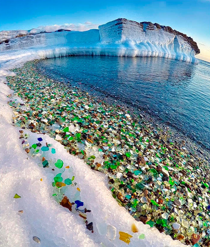 Russians Throw Away Empty Vodka And Beer Bottles That Transformed by the Ocean into Beautiful Glass 'Pebbles" - Sporting ABC