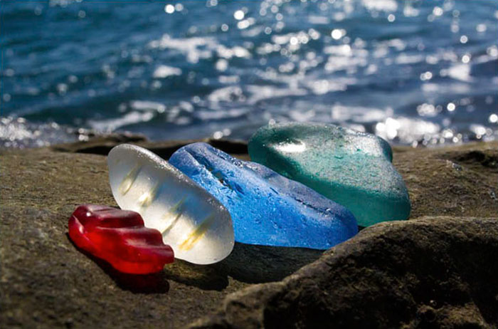 Russians Throw Away Empty Vodka And Beer Bottles That Transformed by the Ocean into Beautiful Glass 'Pebbles" - Sporting ABC