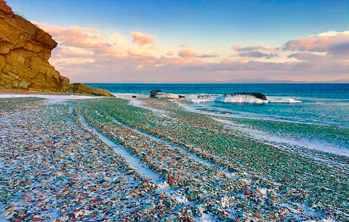 Russians Throw Away Empty Vodka And Beer Bottles That Transformed by the Ocean into Beautiful Glass 'Pebbles" - Sporting ABC