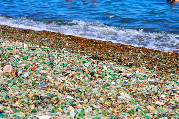 Russians Throw Away Empty Vodka And Beer Bottles That Transformed by the Ocean into Beautiful Glass 'Pebbles" - Sporting ABC