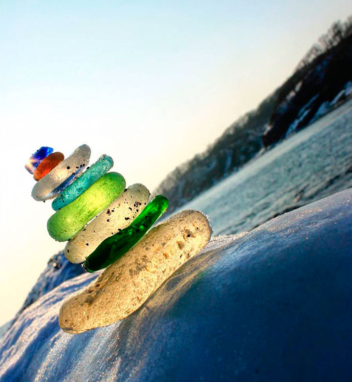 Russians Throw Away Empty Vodka And Beer Bottles That Transformed by the Ocean into Beautiful Glass 'Pebbles" - Sporting ABC