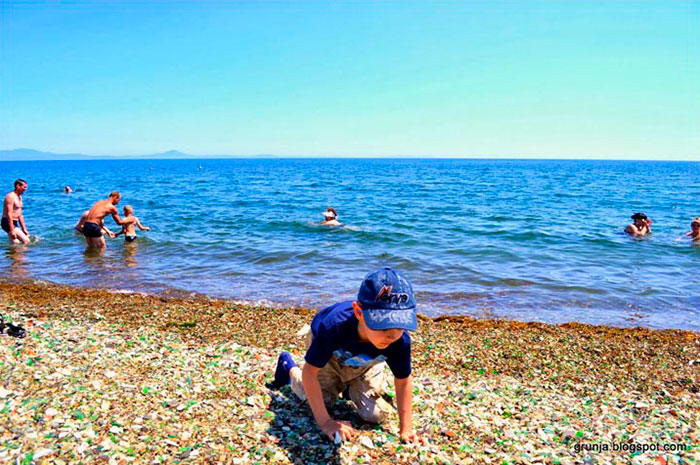 Russians Throw Away Empty Vodka And Beer Bottles That Transformed by the Ocean into Beautiful Glass 'Pebbles" - Sporting ABC