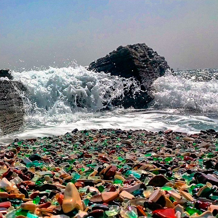 Russians Throw Away Empty Vodka And Beer Bottles That Transformed by the Ocean into Beautiful Glass 'Pebbles" - Sporting ABC