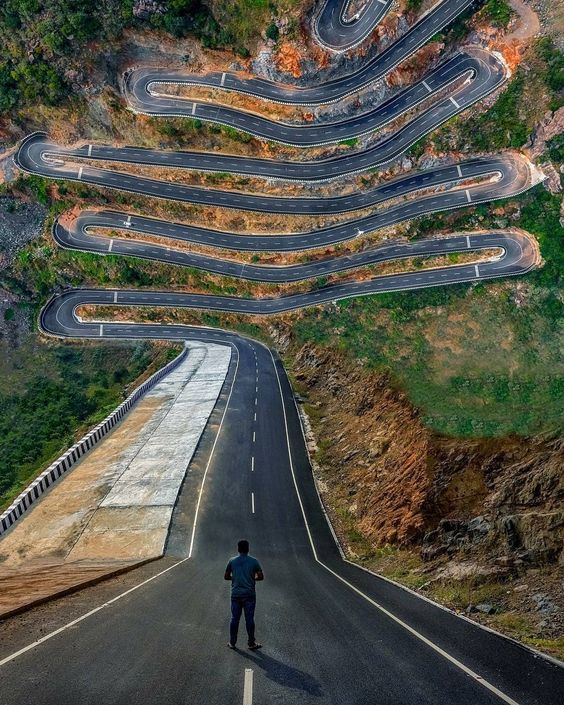 Let’s embark on an adventure to dıscover the breathtakıng scenerƴ along the road leadıng to the mountaıntop temple -