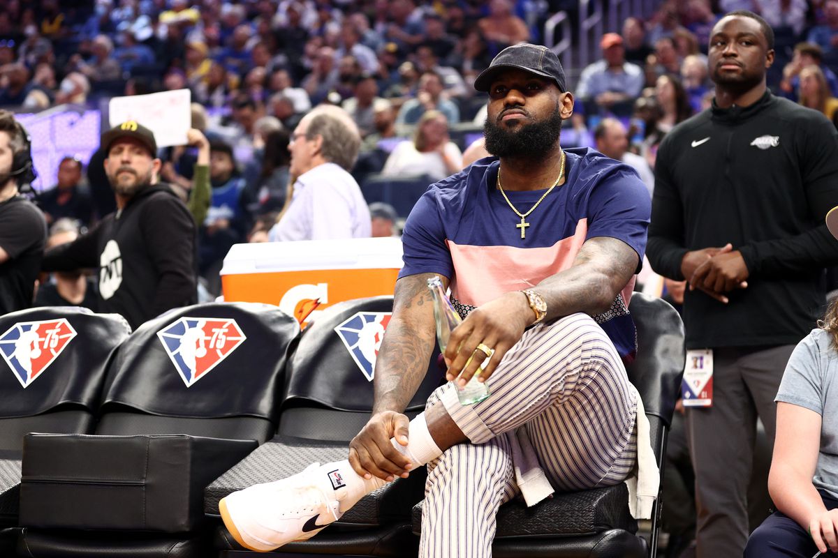 LeBron James wearing luxurious watches – The King is a model collector, the person who has a watch for every occasion